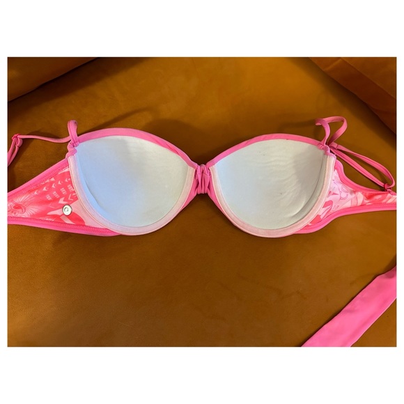 Pink Pinup Girl Style Bikini Top, by Roxy, size Medium - Picture 13 of 16
